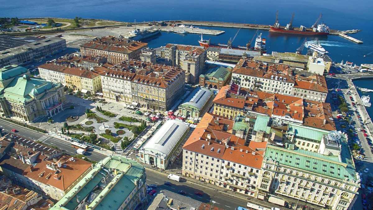 Rijeka jako miasto portowe pełne różnorodności kulturowej i historycznej jest symbolem symbiozy