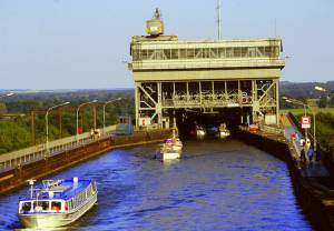 Podnośnia statków Niederfinow. Kanał Finow (niem. Finowkanal) jest jedną z najstarszych istniejących sztucznie utworzonych dróg wodnych w Europie