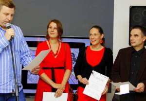 Od lewej: Rafał Garszczyński – przewodniczący jury konkursu „Inspiracje Colorovo&quot;, Ewa Czub i Katarzyna Masztalska – wyróżnione w konkursie, Krzysztof Trzaska – zwycięzca konkursu.
