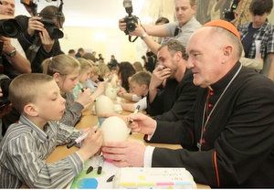 Arcybiskup kardynał Kazimierz Nycz podczas śniadania wielkanocnego z dziećmi.