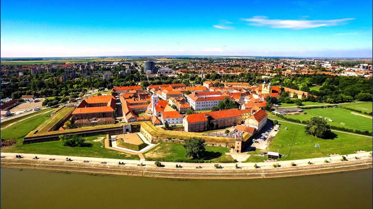 Historia miasta Osijek sięga antycznego Rzymu, kiedy to w miejscu dzisiejszego miasta znajdowała się osada, broniąca strategicznego dostępu do rzeki Sawy