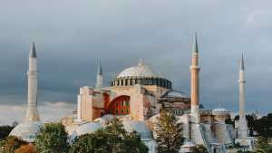 Przez kilkanaście wieków mozaiki w Hagia Sophia były zatynkowane, odsłonięto je dopiero, gdy świątynia stała się muzeum