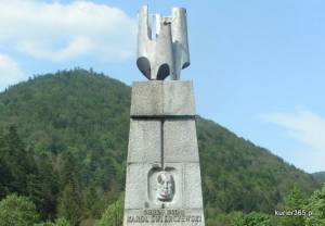Pomnik gen. Świerczewskiego w Jabłonkach. Zastrzelenie go przez UPA stało się jednym z pretekstów do przeprowadzenia Akcji &quot;Wisła&quot;