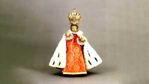 Cudowna figurka podróżowała po praskich kościołach, a w 1655 roku została uroczyście ukoronowana przez praskiego biskupa