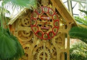 Dwutonowy drewniany zegar