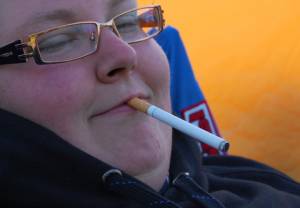 Otyła młodzież częściej sięga po papierosy