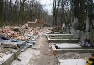 Powązki: mur nieodbudowany