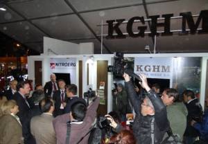 Stoisko KGHM na targach w Chile oblegane przez dziennikarzy. 