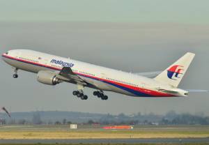 Boeing 777, który zaginął (nr. rej. 9M-MRO). Zdjęcie wykonano na lotnisku w Paryżu w grudniu 2011 roku