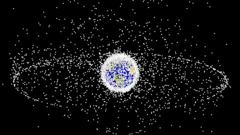 Dystrybucja kosmicznych śmieci widziana spoza orbity geostacjonarnej (GEO)