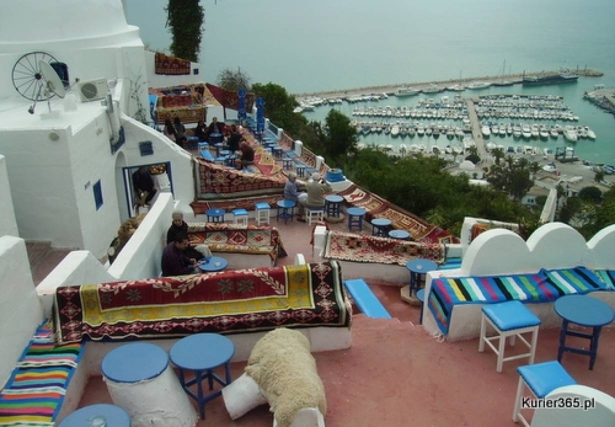 Widok na Zatokę Tuniską z kawiarni w Sidi Bu Sa’id.