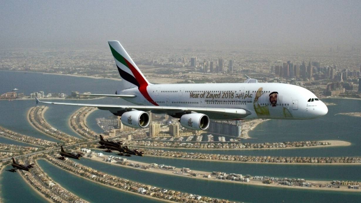 Parada lotnicza z okazji święta narodowego Zjednoczonych Emiratów Arabskich