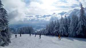 Z ośrodków narciarskich działających w innych pasmach górskich, na uwagę zasługują stacje położone w Górach Orlickich