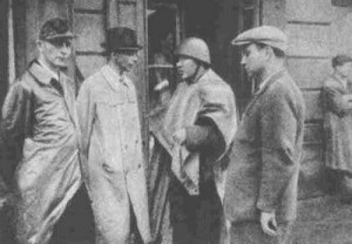 Generał „Bór&quot; (drugi z lewej) i pułkownik „Radosław&quot; (następny) na odprawie na Woli – 4.08.1944 r.