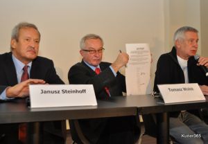 List otwarty podpisali: od lewej - Janusz Steinhoff, Tomasz Wołek, Andrzej Materna