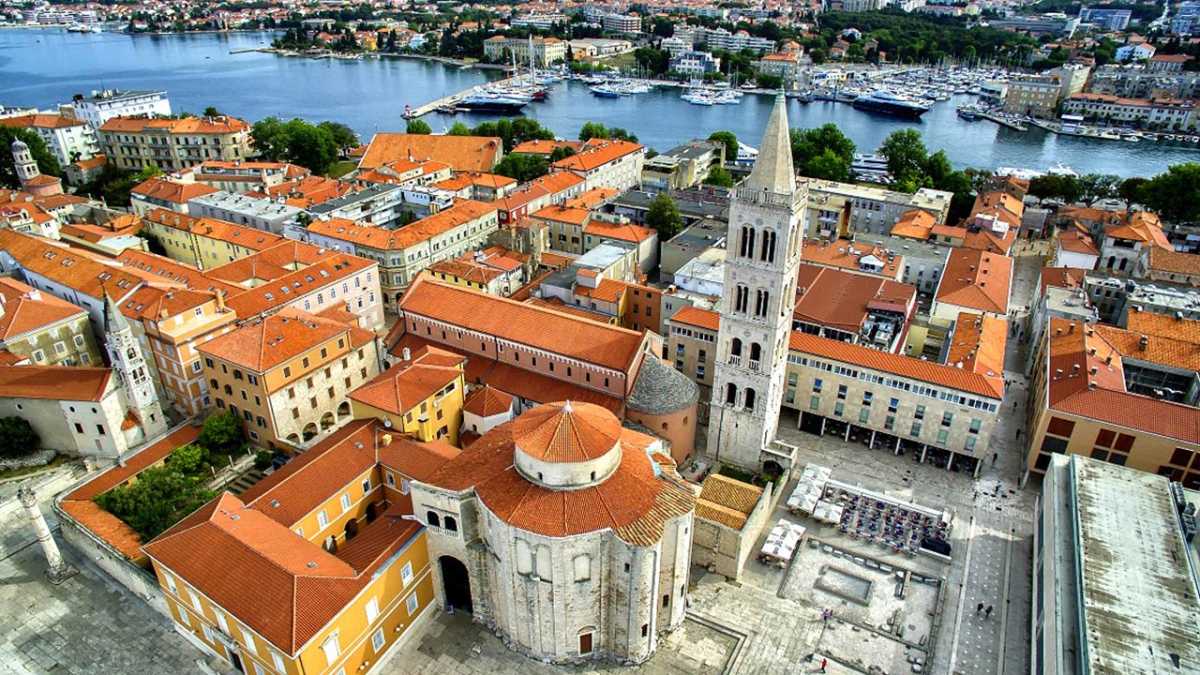 Zadar zasłynął na cały świat ze swoich unikatowych organów morskich. Ten niezwykły instrument – to piszczałki umieszczone w morzu