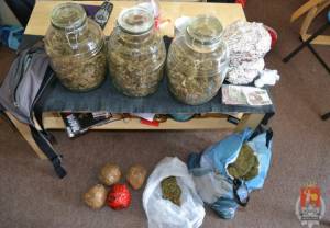 2kg narkotyków w domu poszukiwanego