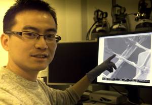 Doktorant Jie Song pokazuje nową bakterię
