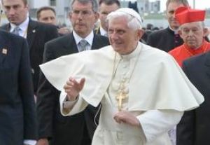 Benedykt XVI na warszawskim Okęciu