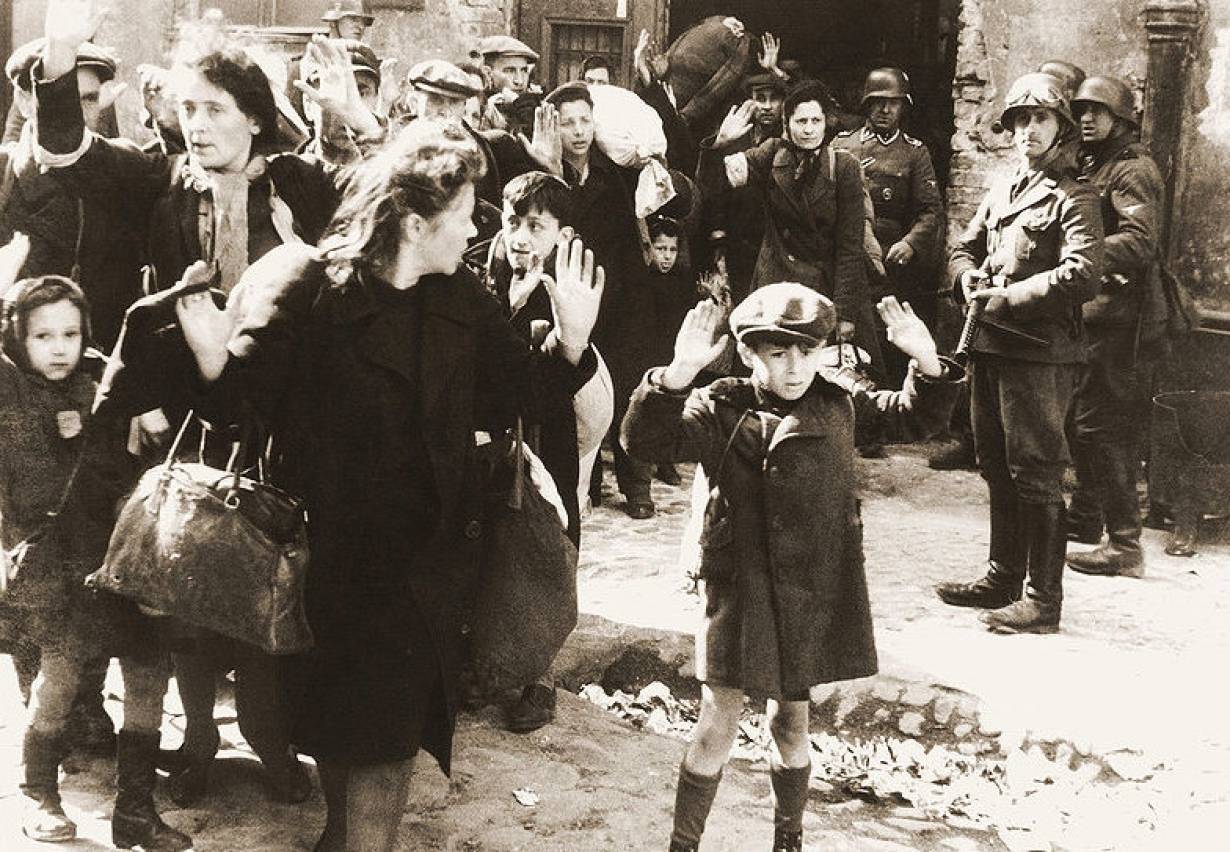 Żydzi schwytani podczas tłumienia powstania (jedno z najsłynniejszych zdjęć II wojny światowej)