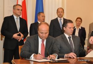Porozumienie podpisali: Jerzy Kurella - wiceprezes BGK i Oleksandr Sokolow - Ukreximbank