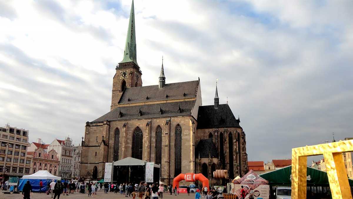 Z planowanych dwu wież katedry w Pilźnie, wzniesiono, zresztą etapami, tylko północną