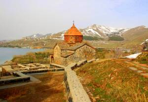 Czarny Klasztor nad jeziorem Sewan