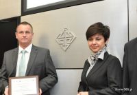 Przedstawiciel Mostostalu Warszawa odbiera dyplom 