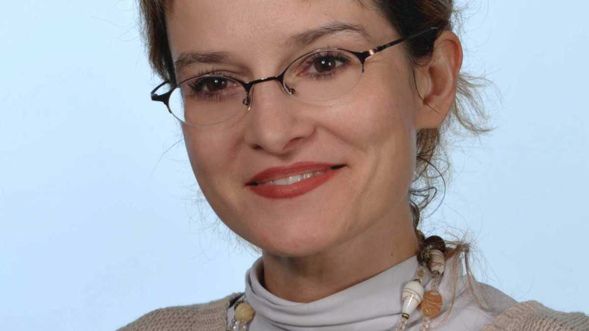 W latach 2000-2007 pracowała na stanowiskach Asystenta w Katedrze Ekonomii i Polityki Gospodarczej w Wyższej Szkole Handlu i Finansów Międzynarodowych w Warszawie, była też kierownikiem Biura Współpracy z Zagranicą WSHiFM