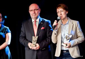 W imieniu GDDKiA nagrodę odbiera Jolanta Kijoch oraz dyrektor zarządzajacy Kapsch Telematic Services Marek Cywiński.