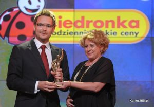 Dyr. Tomasz Domański z Jeronimo Martins Dystrybucja odbiera nagrodę dla sieci Biedronka. 