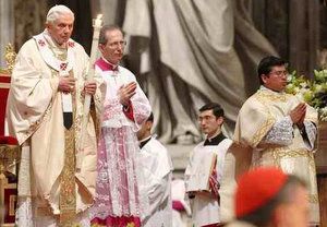  Benedykt XVI podczas sprawowanej w bazylice watykańskiej liturgii Wigilii Paschalnej