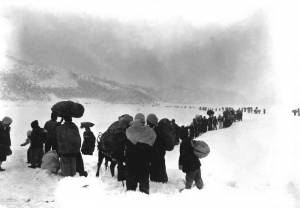 Południowokoreańscy uchodźcy podczas marszu w śniegu w pobliżu Kangnŭngu, 8 stycznia 1951 roku