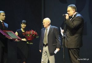 Wręczanie nagrody Człowiek Roku 2011 Gazety Polskiej  Jarosławowi M. Rymkiewiczowi (w centrum)