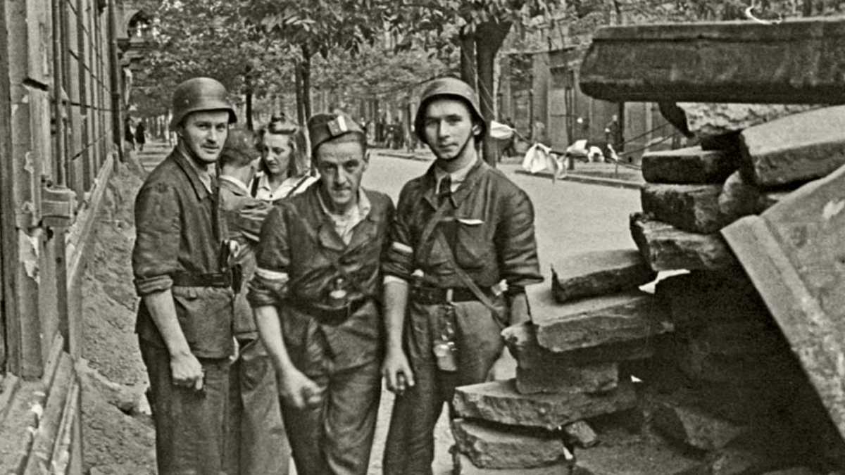 Powstańcy warszawscy przy barykadzie na skrzyżowaniu ul. Wilczej z ul. Marszałkowską, sierpień 1944 r.