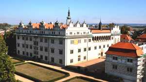 Jan Bedřich wyburzył, zbędny już budynek koło zamku, i rozpoczął jego barokową przebudowę, którą dokończył jego syn František Václav