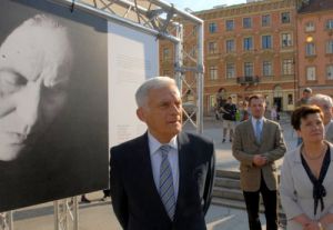 Prezydent wraz z J. Buzkiem - przewodniczacym Parlamentu UE ogląda wystawę