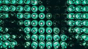 Włączenie szklanych butelek do systemu kaucyjnego nie spowoduje też, że gminy będą mogły zrezygnować ze zbiórki szkła innego rodzaju, np. słoików